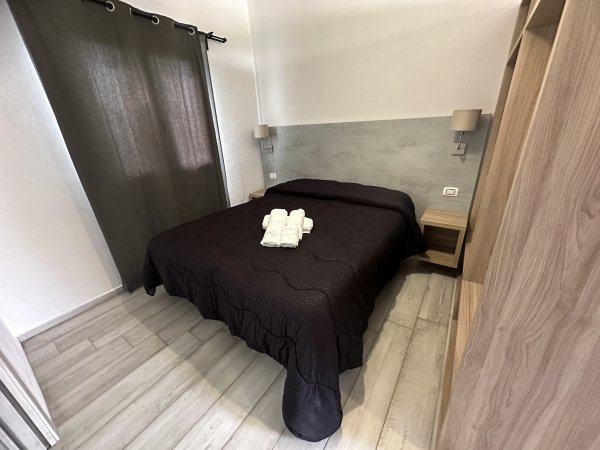 Camera da letto con letto matrimoniale e lampade.