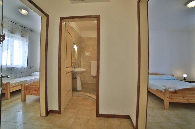 Corridoio con porte verso bagno e camere.