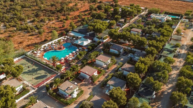 Complesso con piscina e campi da gioco.