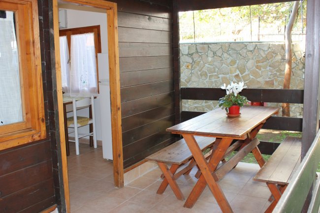 Veranda in legno con tavolo da picnic.