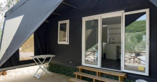 Tenda da campeggio con veranda e porte vetrate.