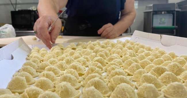 Pasta fresca su un vassoio.