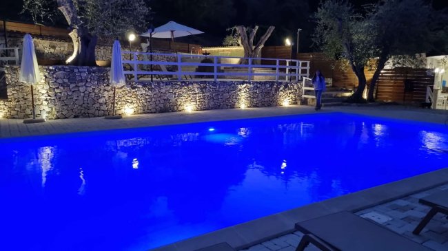Piscina illuminata di notte.