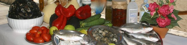 Tavolo con pesce fresco e verdure.