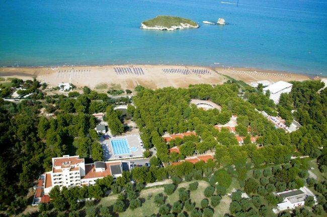 Vista aerea di un resort con piscina vicino alla spiaggia e al mare.