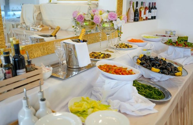 Buffet di piatti assortiti su un tavolo elegante.