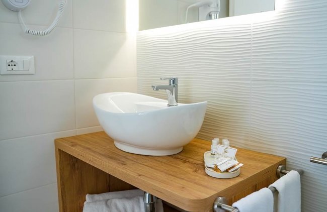 Lavabo moderno su mobile in legno.