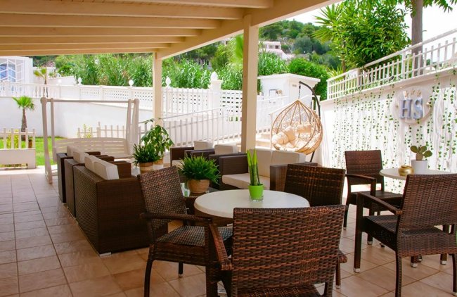 Patio coperto con mobili in vimini.