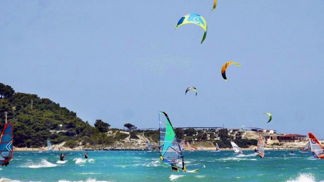 Kitesurf e windsurf in mare aperto.